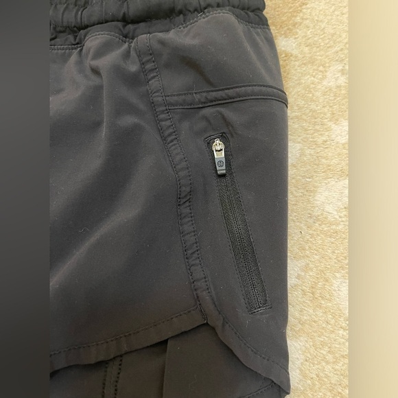 Lululemon Athletica black tracker short women’s size 8 - Picture 5 of 5